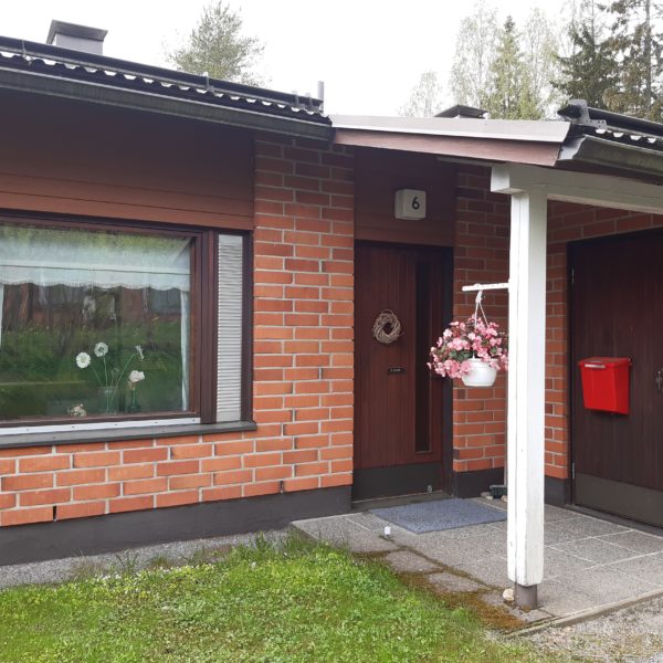 Rivitaloyksiö kirkonkylässä