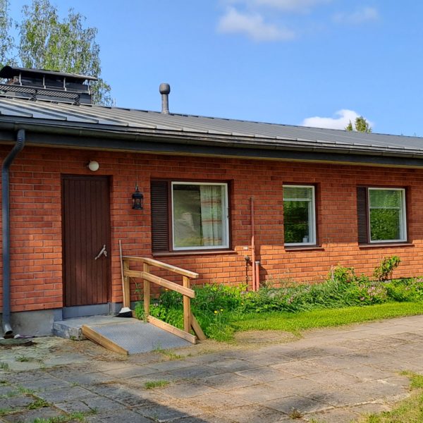 Omakotitalo kirkonkylässä