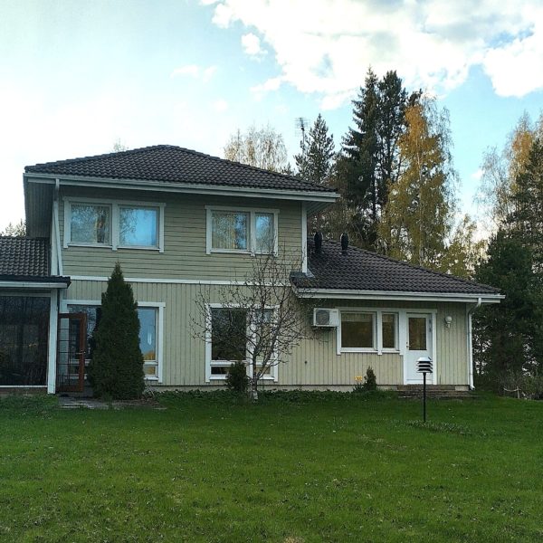 Rauhallinen talo Saimaan rannalla